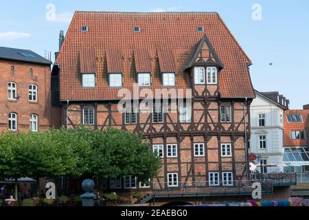 LÜNEBURG, NIEDERSACHSEN, DEUTSCHLAND - 27. JULI 2018: Fachwerkhäuser aus rotem Backstein in der Nähe des Flusses am alten Hafen Lüneburg Stockfoto