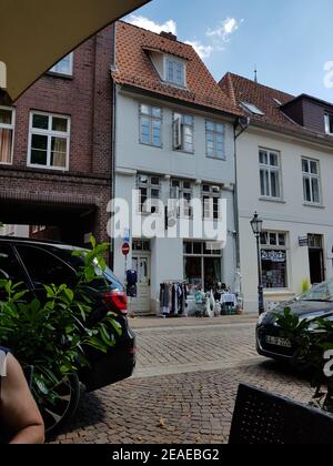 LÜNEBURG, NIEDERSACHSEN, DEUTSCHLAND - 27. JULI 2018: Kleine Boutique in der Lüneburger Altstadt Stockfoto