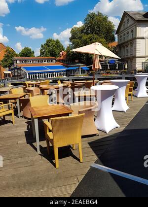 LÜNEBURG, NIEDERSACHSEN, DEUTSCHLAND - 27. JULI 2018: Restaurant Terrasse im Zentrum der Stadt Lüneburg im Hintergrund sieht man das Romantik Hot Stockfoto