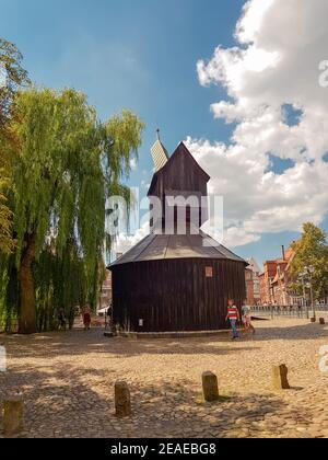 LÜNEBURG, NIEDERSACHSEN, DEUTSCHLAND - 27. JULI 2018: Alter Hafen und Kranich im historischen Zentrum von Lüneburg Stockfoto