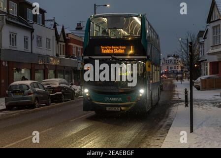 Southend on Sea, Essex, Großbritannien. Februar 2021, 9th. Storm Darcy hat weiteren Schnee fallen gelassen, und brachte eisige und windige Bedingungen. Arriva Bus auf der London Road, Westcliff on Sea, früh am Morgen vor Sonnenaufgang. Pendler, die zur Arbeit reisen Stockfoto