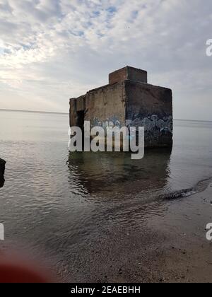 AHRENSHOOP, DEUTSCHLAND - 30. JULI 2018: Bombenschutz am Strand von Ahrenshoop (Mecklenburg-Vorpommern) Stockfoto
