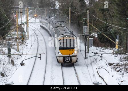 Southend on Sea, Essex, Großbritannien. Februar 2021, 9th. Storm Darcy hat weiteren Schnee fallen gelassen, und brachte eisige und windige Bedingungen. C2C Zug in Richtung London, nähert sich Westcliff am Meer Bahnhof Stockfoto