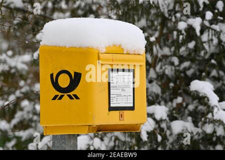 Eberswalde, Deutschland. Februar 2021, 09th. Ein Briefkasten der Deutschen Post AG ist mit Schnee bedeckt. Kredit: Patrick Pleul/dpa-Zentralbild/ZB/dpa/Alamy Live Nachrichten Gutschrift: dpa picture Alliance/Alamy Live Nachrichten Stockfoto