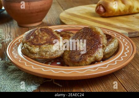 Pampoenkoekies - traditionelle südafrikanische Kürbisfritter, die gegessen werden Entweder süß mit Karamell oder Zimtzucker Stockfoto