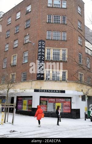Schnee kommt nach Norwich, UK Februar 2021. Debenhams wird nach Lockdown 3 nicht wieder geöffnet Stockfoto