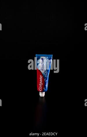 Colgate MaxFresh Zahnpasta Tube auf schwarzem Hintergrund in Bukarest, Rumänien, 2021 Stockfoto