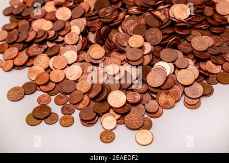 Viele kleine Euro-Münzen aufeinander auf weißem Hintergrund Stockfoto