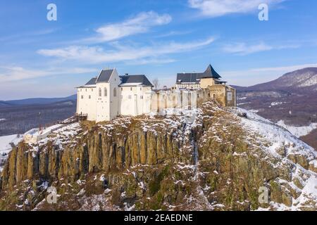 Füzér, Ungarn - Luftaufnahme des berühmten Schlosses von Fuzer auf einem vulkanischen Hügel namens Nagy-Milic. Zemplen Berge im Hintergrund. Stockfoto