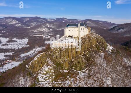 Füzér, Ungarn - Luftaufnahme des berühmten Schlosses von Fuzer auf einem vulkanischen Hügel namens Nagy-Milic. Zemplen Berge im Hintergrund. Stockfoto