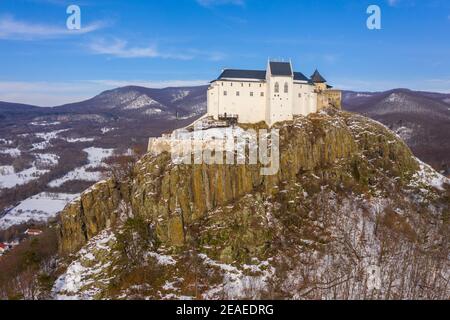 Füzér, Ungarn - Luftaufnahme des berühmten Schlosses von Fuzer auf einem vulkanischen Hügel namens Nagy-Milic. Zemplen Berge im Hintergrund. Stockfoto