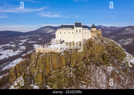 Füzér, Ungarn - Luftaufnahme des berühmten Schlosses von Fuzer auf einem vulkanischen Hügel namens Nagy-Milic. Zemplen Berge im Hintergrund. Stockfoto