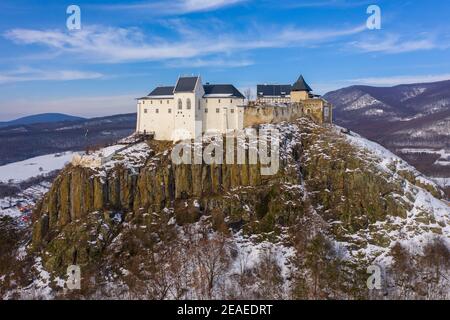 Füzér, Ungarn - Luftaufnahme des berühmten Schlosses von Fuzer auf einem vulkanischen Hügel namens Nagy-Milic. Zemplen Berge im Hintergrund. Stockfoto