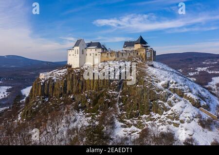 Füzér, Ungarn - Luftaufnahme des berühmten Schlosses von Fuzer auf einem vulkanischen Hügel namens Nagy-Milic. Zemplen Berge im Hintergrund. Stockfoto