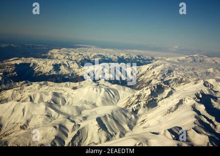 Taurus Mountain Hills, Adana, Türkei, von Schnee bedeckt und aus dem Flugzeug geschossen. Blick auf schneebedeckten Berg aus dem Flugzeug. Stockfoto