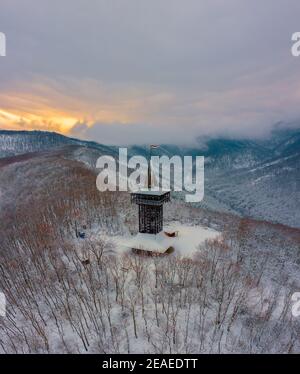 Luftaufnahme des Millennium Aussichtsturms, der zu Fuß vom Szalajka-Tal in der Nähe von Szilvásvárad, Heves, Ungarn erreicht werden kann. Winterlandschaft. Stockfoto