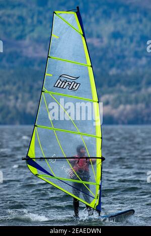 SIDNEY, KANADA - 07. Feb 2021: Windsurfen, Patricia Bay, North Saanich, Vancouver Island, BC Kanada Stockfoto