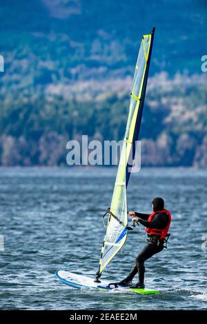 SIDNEY, KANADA - 07. Februar 2021: Windsrufing, Patricia Bay, North Saanich, Vancouver Island, BC Kanada Stockfoto