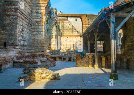 Thermes de Constantine - ein römisches Bad in Arles, Frankreich Stockfoto