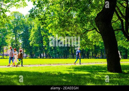 St. Petersburg, Russland - 6. Juni 2019. Sommer Blick auf Menschen zu Fuß in der Mikhailovsky Garten, eine große Fläche von Parklandschaft und Landschaftsgarten in der c Stockfoto