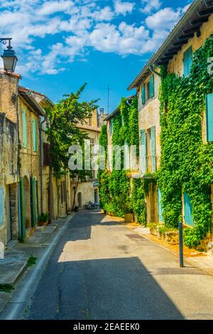 Blick auf eine schmale Straße im Zentrum von Villeneuve les Avignon, Frankreich Stockfoto