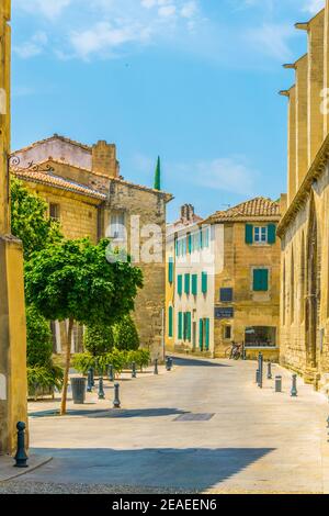 Blick auf eine schmale Straße im Zentrum von Villeneuve les Avignon, Frankreich Stockfoto