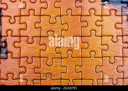 Fertige lebendige orange Puzzle-Stücke für Verbindung, Teamarbeit, Zusammenhalt, Familie, Spaß und Spiel Konzepte. Stockfoto