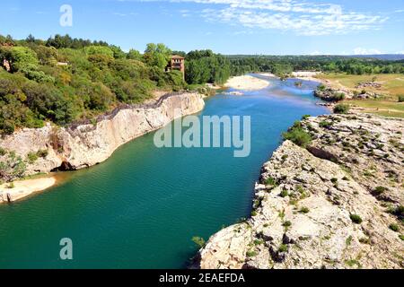 Die Kakerlake in den Felsen unterhalb der Pont du Gard Stockfoto