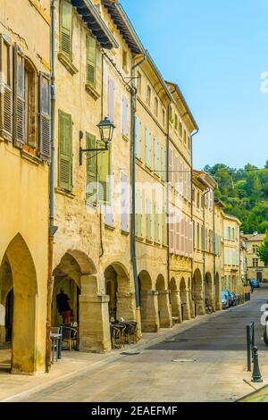 Blick auf eine schmale Straße im Zentrum von Villeneuve les Avignon, Frankreich Stockfoto