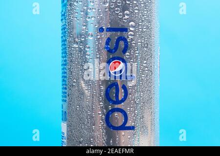 Tjumen, Russland-10. Dezember 2020: Aluminium-Dose Pepsi trinken mit Wassertropfen. Selektiver Fokus Stockfoto