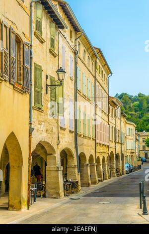 Blick auf eine schmale Straße im Zentrum von Villeneuve les Avignon, Frankreich Stockfoto