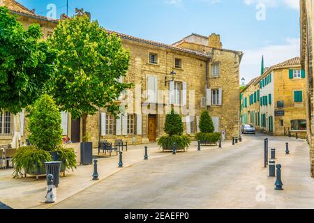 Blick auf eine schmale Straße im Zentrum von Villeneuve les Avignon, Frankreich Stockfoto
