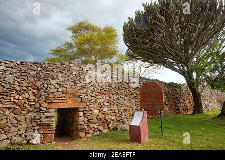 Haupteingang zum Kochieng Komplex am Thimlich Ohinga Komplex (UNESCO) in Kenia, Afrika Stockfoto