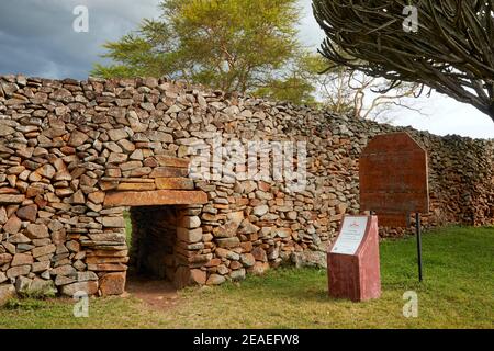 Haupteingang zum Kochieng Komplex am Thimlich Ohinga Komplex (UNESCO) in Kenia, Afrika Stockfoto