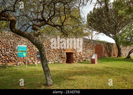 Haupteingang zum Kochieng Komplex am Thimlich Ohinga Komplex (UNESCO) in Kenia, Afrika Stockfoto