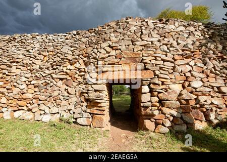 Haupteingang zum Kochieng Komplex am Thimlich Ohinga Komplex (UNESCO) in Kenia, Afrika Stockfoto