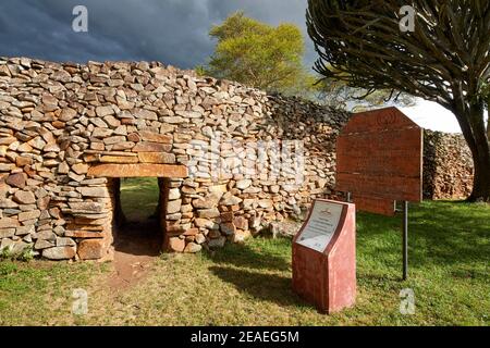 Haupteingang zum Kochieng Komplex am Thimlich Ohinga Komplex (UNESCO) in Kenia, Afrika Stockfoto