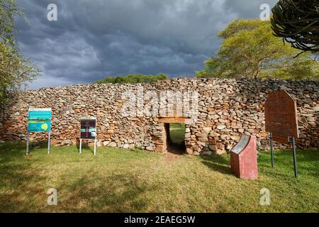 Haupteingang zum Kochieng Komplex am Thimlich Ohinga Komplex (UNESCO) in Kenia, Afrika Stockfoto