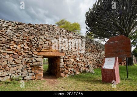 Haupteingang zum Kochieng Komplex am Thimlich Ohinga Komplex (UNESCO) in Kenia, Afrika Stockfoto