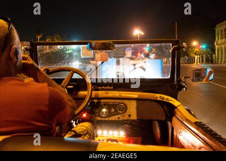 Vintage Cabrio Touristentaxi in Havanna bei Nacht, Kuba Stockfoto