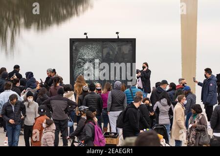 WASHINGTON D.C., USA - 07. Feb 2021: Washington, D.C., USA - 6th. Februar 2020: Menschenmassen versammeln sich um ein Kunstwerk, das Vice Prés darstellt Stockfoto