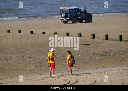 Die RNLI Beach Patrol für Rhyl, Wales hält den Strand frei bereit für die Air Show Stockfoto