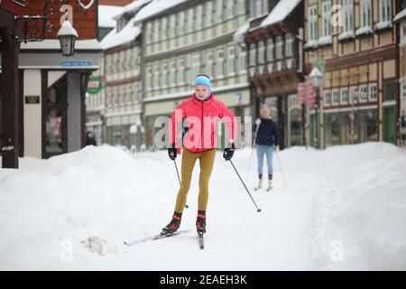 Wernigerode, Deutschland. Februar 2021, 08th. Zwei Mädchen sind auf Langlaufskiern in der Innenstadt. Quelle: Matthias Bein/dpa-Zentralbild/dpa/Alamy Live News Quelle: dpa picture Alliance/Alamy Live News Stockfoto