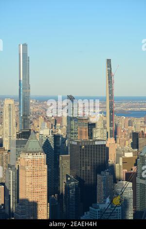 Milliardär's Row, Midtown Manhattan - hoch über dem Central Park die ultra-luxuriösen superhohen Wohnhochhäuser für die Reichen der Welt Stockfoto