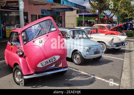 Winzige Oldtimer. Ein 1962 BMW Isetta neben einem Fiat Limousine 500 Stockfoto