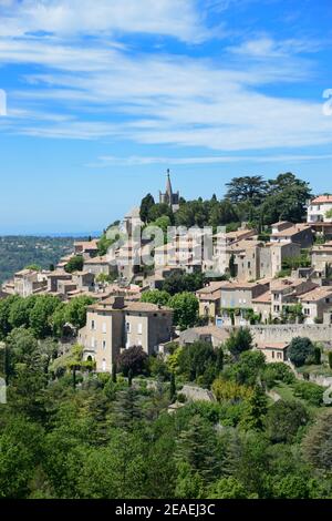 Blick über das Dorf Bonnieux im Regionalpark Luberon oder den Parc Naturel Régional du Luberon, Vaucluse Provence Frankreich Stockfoto