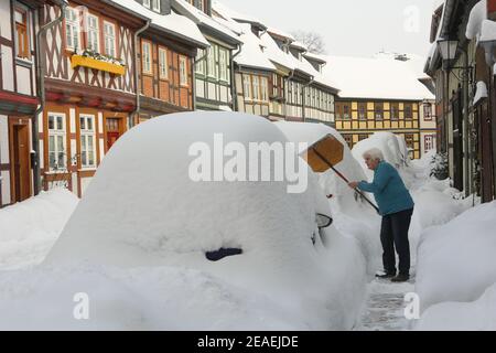 Wernigerode, Deutschland. Februar 2021, 08th. Eine Bewohnerin räumt den Bürgersteig vor ihrer Haustür von Schnee. Quelle: Matthias Bein/dpa-Zentralbild/dpa/Alamy Live News Quelle: dpa picture Alliance/Alamy Live News Stockfoto