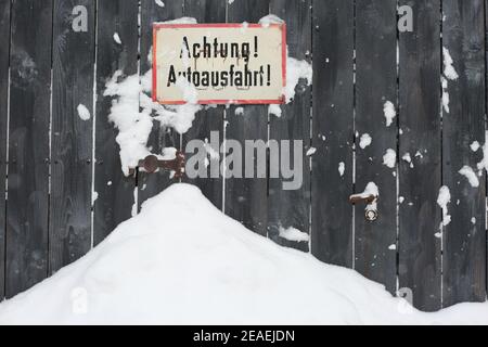 Wernigerode, Deutschland. Februar 2021, 08th. Ein Schild mit der Aufschrift 'Achtung Ausgang' ist an einem Tor angebracht, vor dem sich Schnee auftürmen. Quelle: Matthias Bein/dpa-Zentralbild/dpa/Alamy Live News Quelle: dpa picture Alliance/Alamy Live News Stockfoto