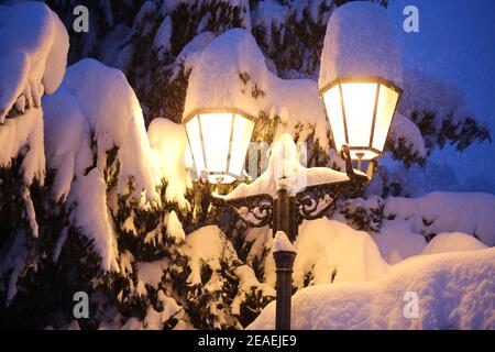 Wernigerode, Deutschland. Februar 2021, 08th. Eine dicke Schneeschicht liegt auf einer Straßenlaterne. Quelle: Matthias Bein/dpa-Zentralbild/dpa/Alamy Live News Quelle: dpa picture Alliance/Alamy Live News Stockfoto