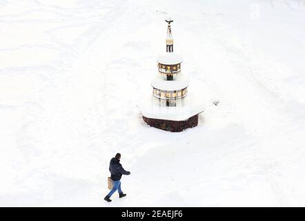 Wernigerode, Deutschland. Februar 2021, 08th. Ein Passant geht über den schneebedeckten Marktplatz am Marktbrunnen vorbei. Quelle: Matthias Bein/dpa-Zentralbild/dpa/Alamy Live News Quelle: dpa picture Alliance/Alamy Live News Stockfoto